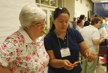 Au congrès intergénérationel Giving Voice de 2011, Soeur Jenn Graus, C.S.J. (à droite) parle avec Soeur Cheryl Rose, H.M.