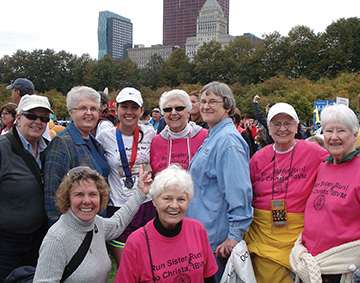 Parra's community cheers her on during the 2014 Chicago marathon.