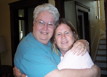 La Hermana Lee Ann abraza a Carol Harrison, quien ha aprovechado los beneficios del Center for Women in Transition (Centro para Mujeres en Transici&oacute;n) de Little Rock, Arkansas.