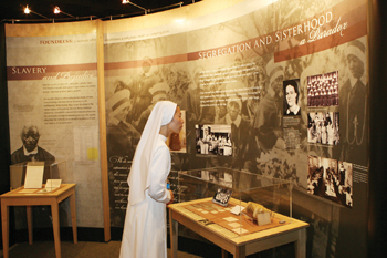 Presentando artefactos, fotografías, videos y testimonios de primera mano, “Women & Spirit: Catholic Sisters in America” (Mujeres y Espíritu: Hermanas Católicas en América) hace una crónica de cómo las hermanas católicas ayudaron a crear el tejido de EE.UU. Presentando artefactos, fotografías, videos y testimonios de primera mano, “Women & Spirit: Catholic Sisters in America” (Mujeres y Espíritu: Hermanas Católicas en América) hace una crónica de cómo las hermanas católicas ayudaron a crear el tejido de EE.UU.
