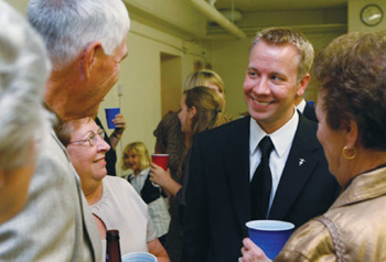 Frère Brian Halderman, S.M., avec des amis et des membres de sa famille qui ont assisté à la célébration de ses voeux perpétuels en 2008.