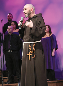 El Padre Richard Hendrick, O.F.M. Cap. habla al final de un servicio de oraci&oacute;n presentando al Dublin Gospel Choir.