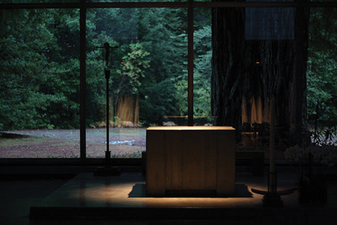 L’autel dans la chapelle du Redwoods Monastery 
