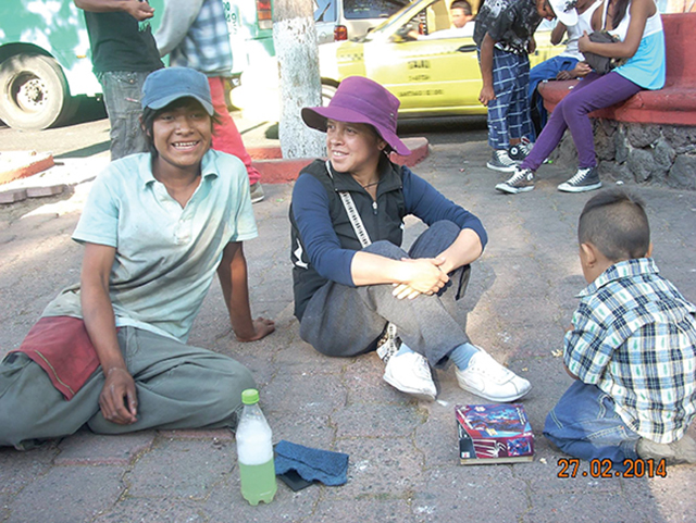 Besides tutoring, the Escuela Móvil volunteers listen to and share with young people who are drug addicts and lack life direction. 